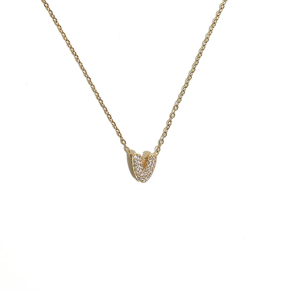 Collier ras de cou femme avec pendentif minimaliste initiale v