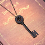 Collier homme avec pendentif clef noire
