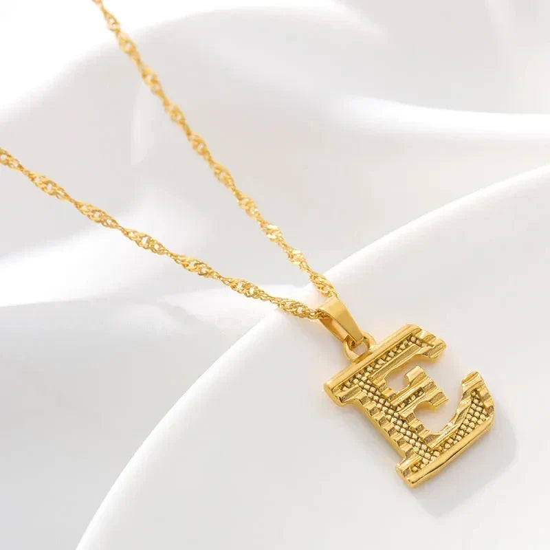 Collier homme ou femme avec pendentif personnalisé initiale e