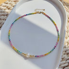 Collier ras de cou avec pendentif arc-en-ciel et perles