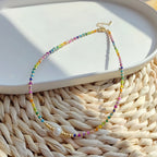 Collier ras de cou avec pendentif arc-en-ciel et perles