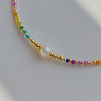 Collier ras de cou avec pendentif arc-en-ciel et perles