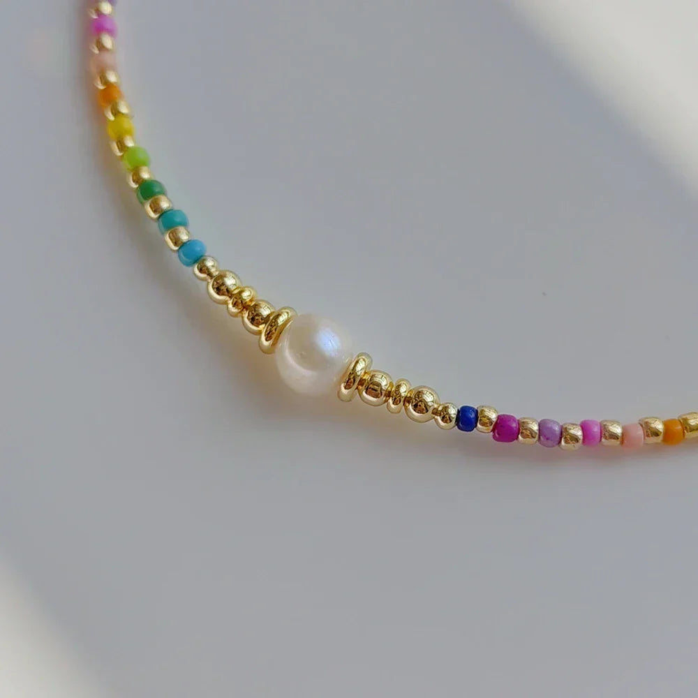 Collier ras de cou avec pendentif arc-en-ciel et perles
