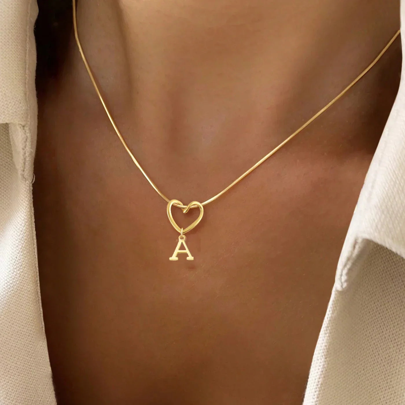 Collier ras de cou avec pendentif initiale et coeur a