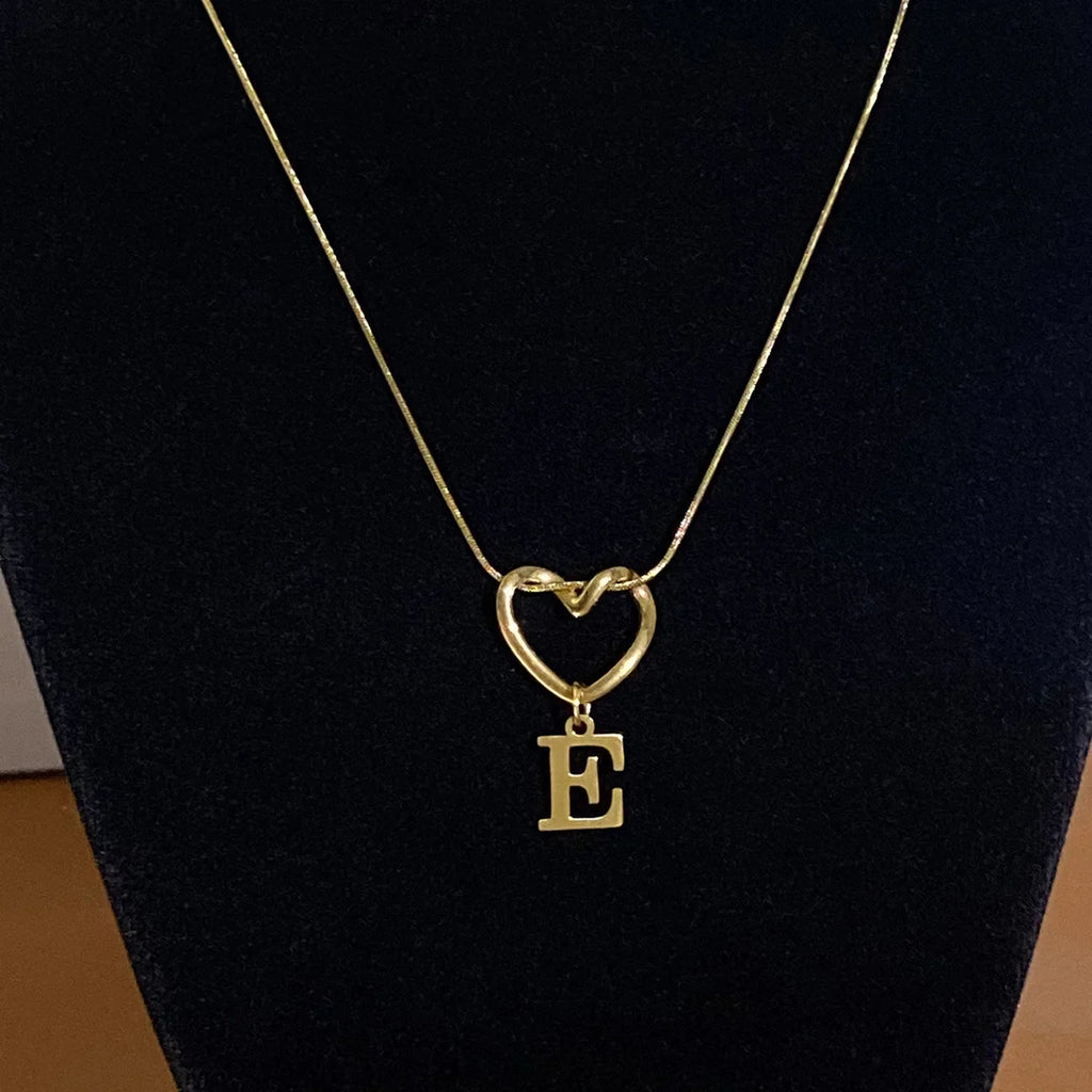 Collier ras de cou avec pendentif initiale et coeur - lettre