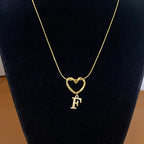 Collier ras de cou avec pendentif initiale et coeur - lettre