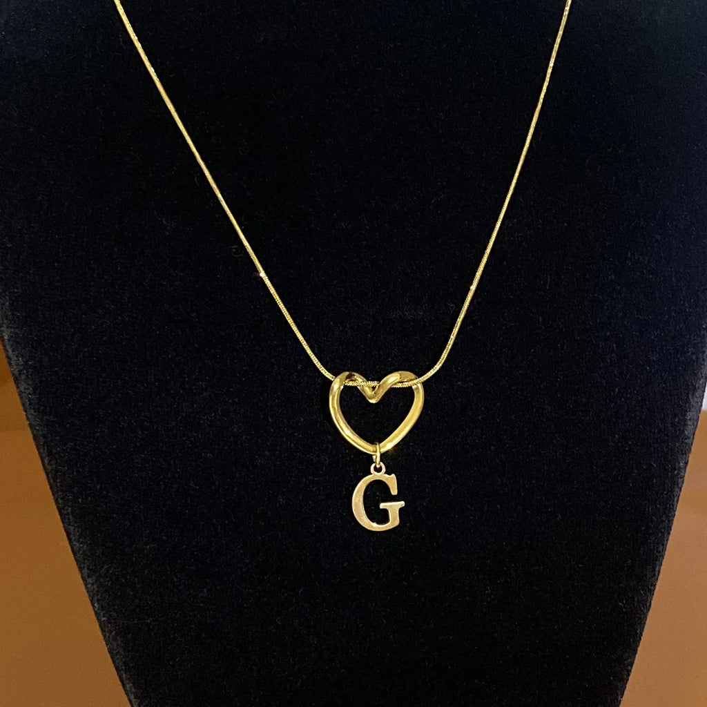 Collier ras de cou avec pendentif initiale et coeur - lettre