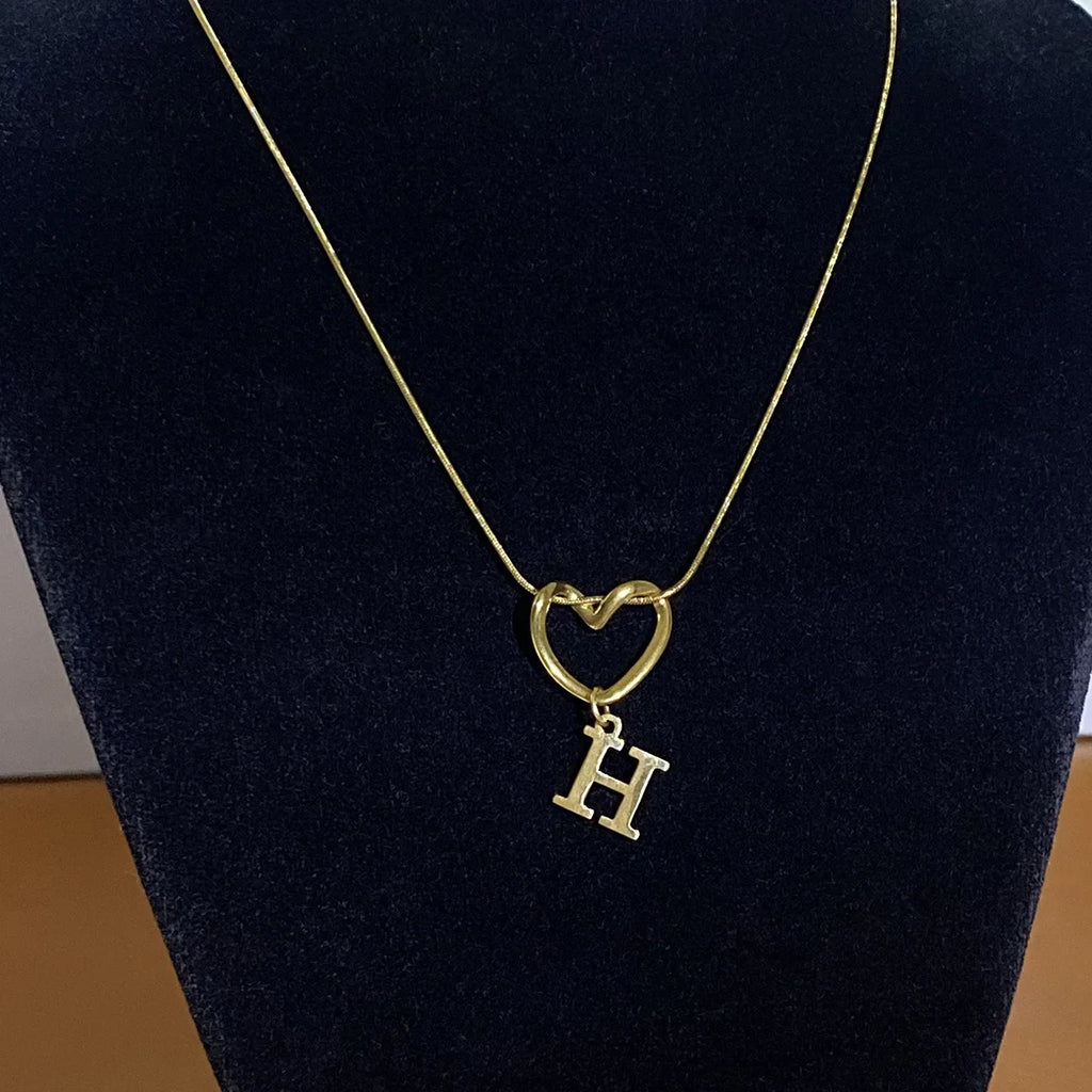 Collier ras de cou avec pendentif initiale et coeur - lettre