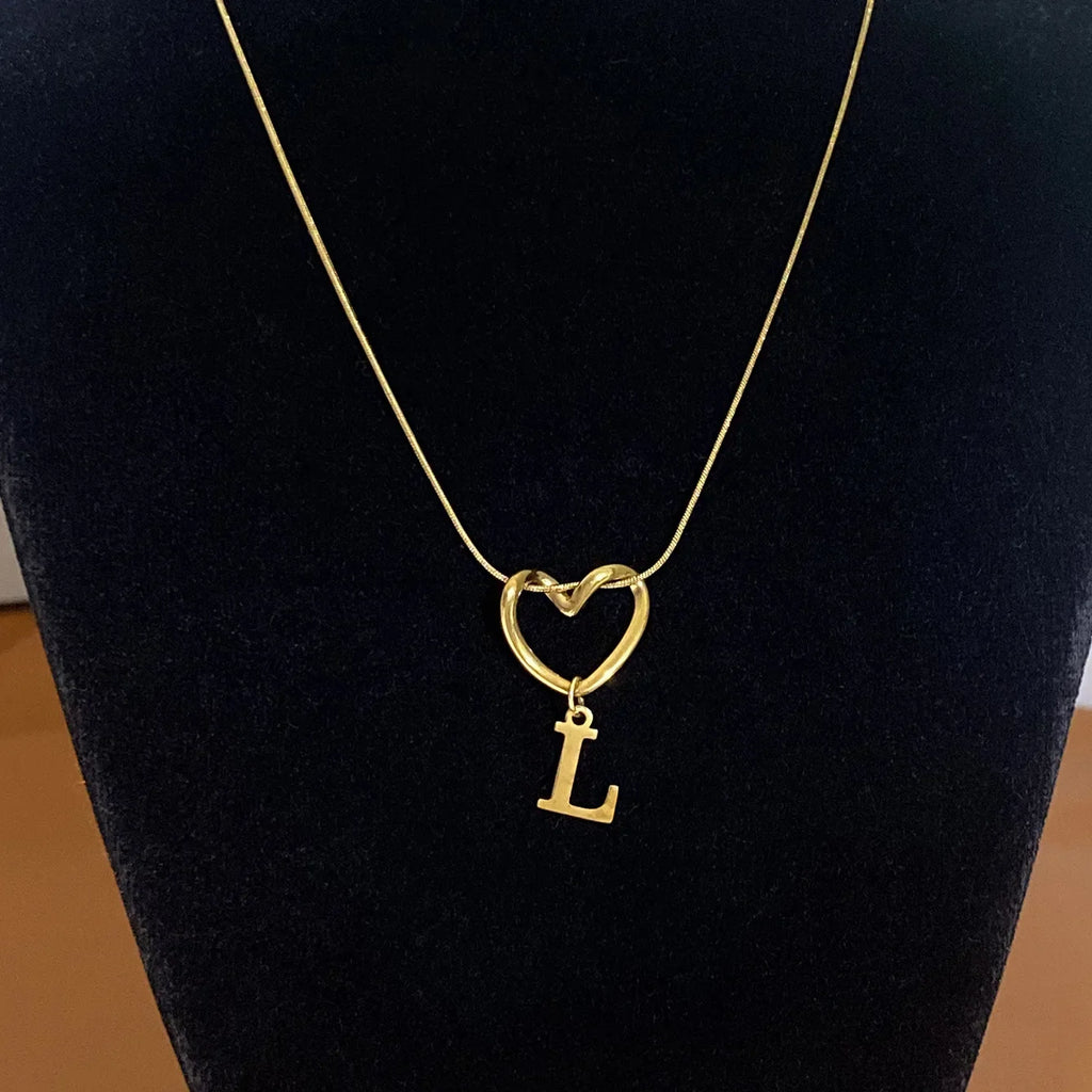 Collier ras de cou avec pendentif initiale et coeur - lettre