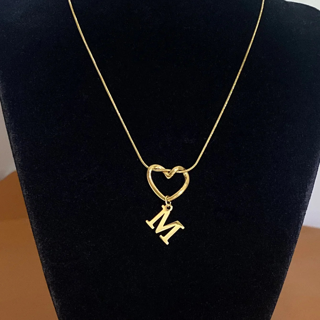 Collier ras de cou avec pendentif initiale et coeur - lettre