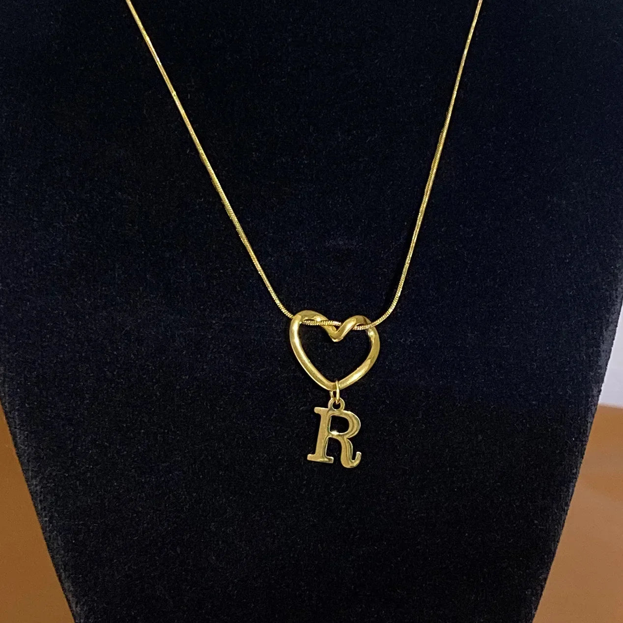 Collier ras de cou avec pendentif initiale et coeur - lettre