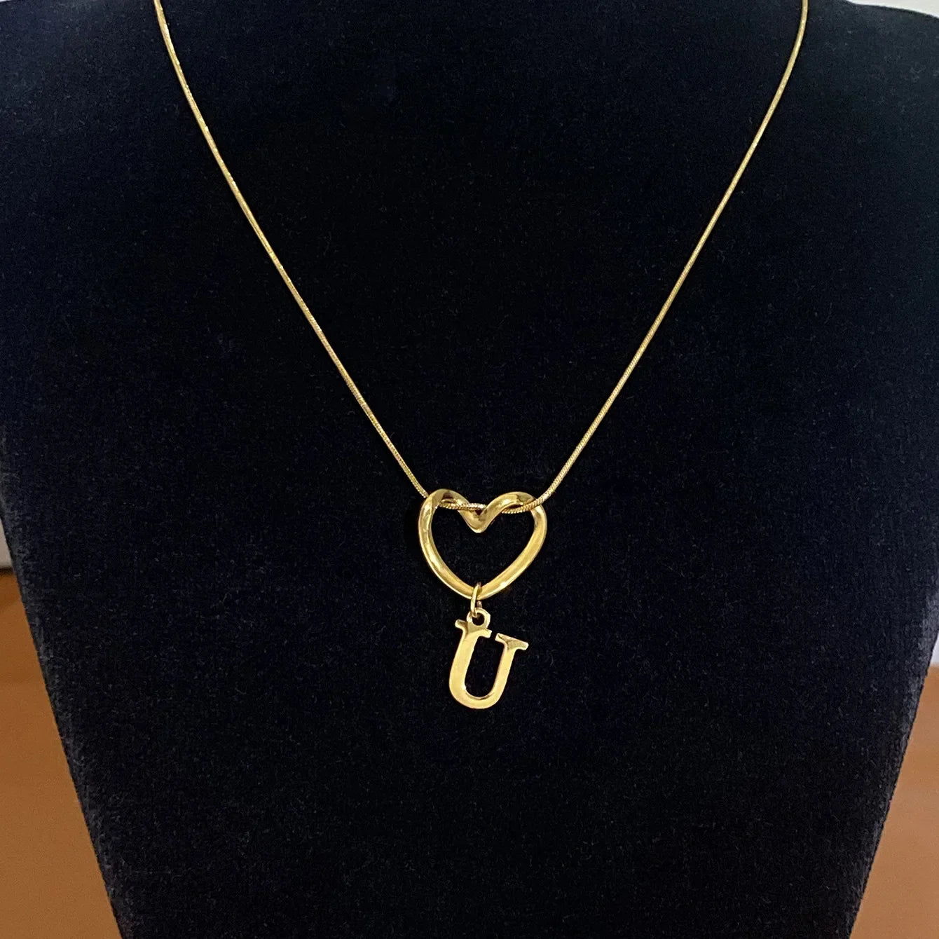 Collier ras de cou avec pendentif initiale et coeur - lettre