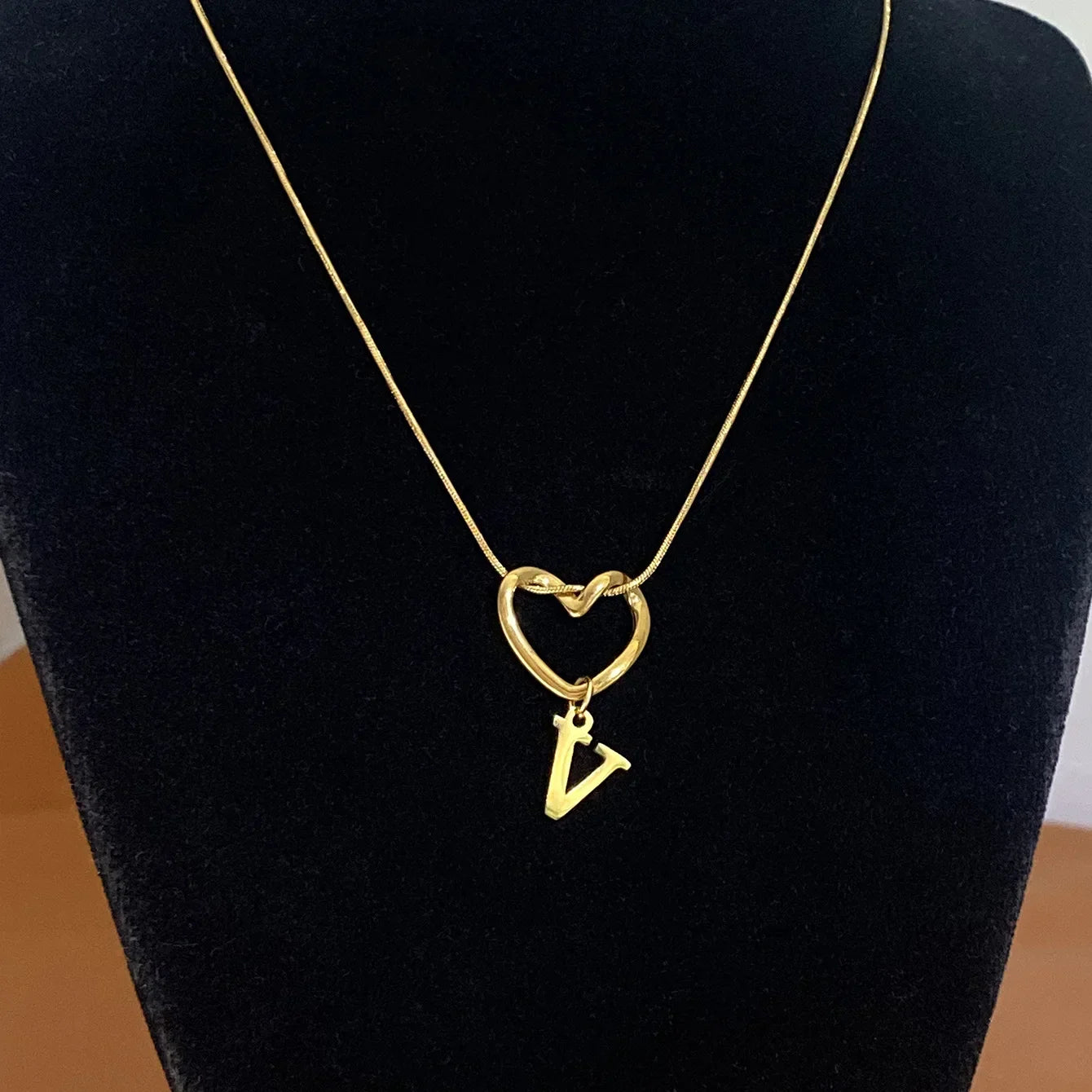 Collier ras de cou avec pendentif initiale et coeur - lettre
