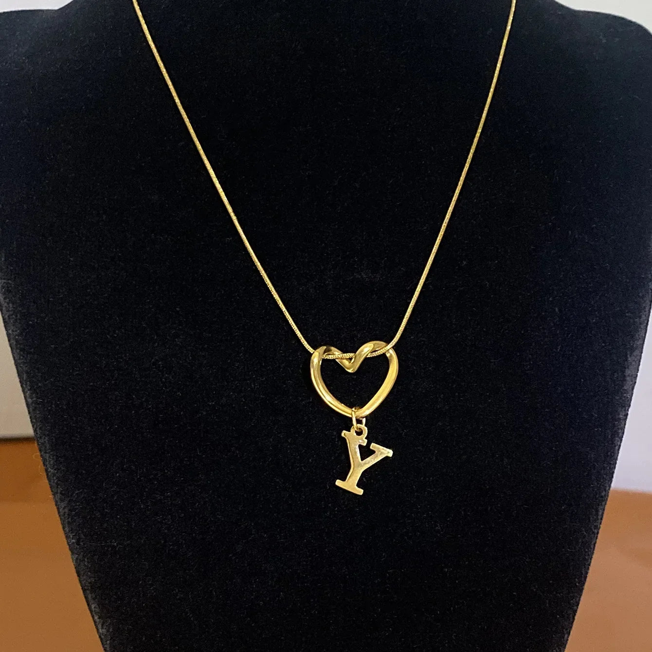 Collier ras de cou avec pendentif initiale et coeur - lettre