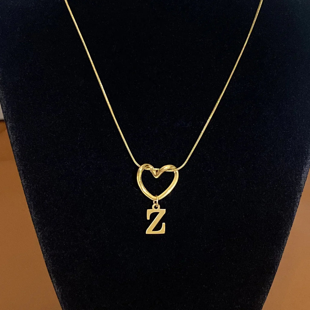 Collier ras de cou avec pendentif initiale et coeur - lettre