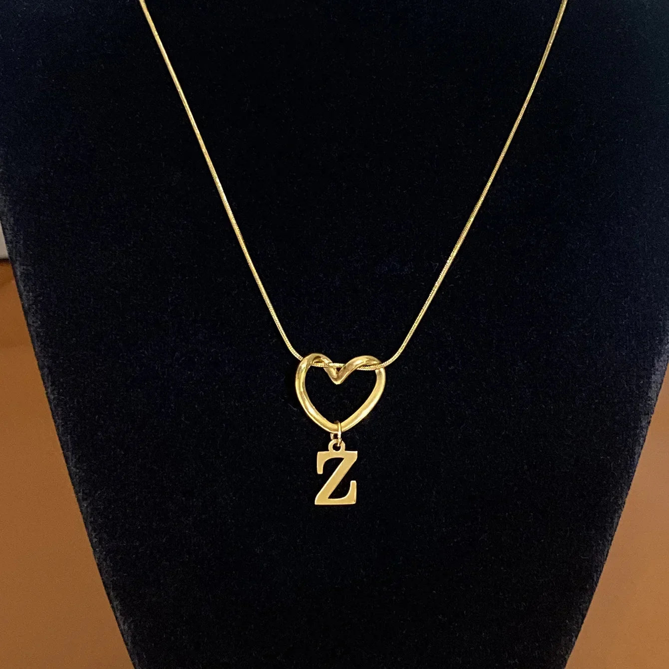 Collier ras de cou avec pendentif initiale et coeur - lettre