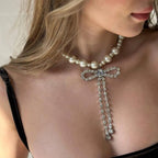 Collier ras de cou avec pendentif noeud papillon en strass