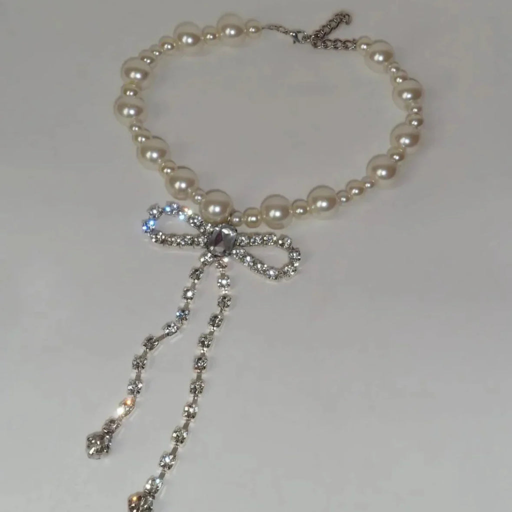 Collier ras de cou avec pendentif noeud papillon en strass