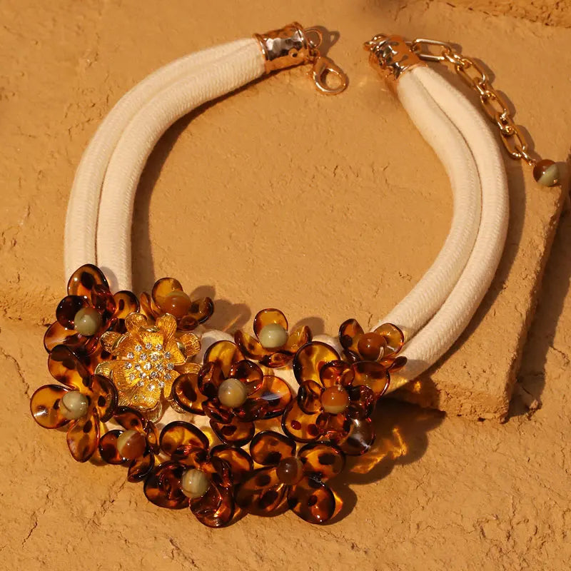 Collier Ras de Cou Ethnique avec Joli Pendentif