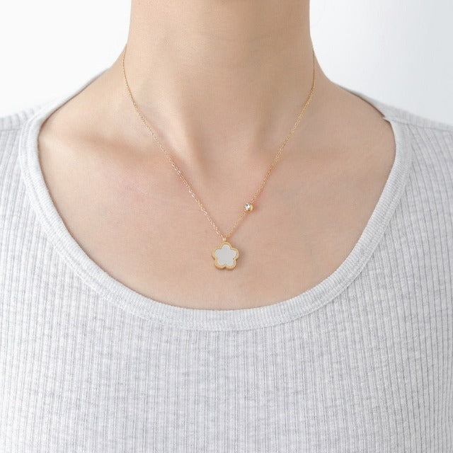 White Pearl Clover Necklace Golden Chain Pendant for Women