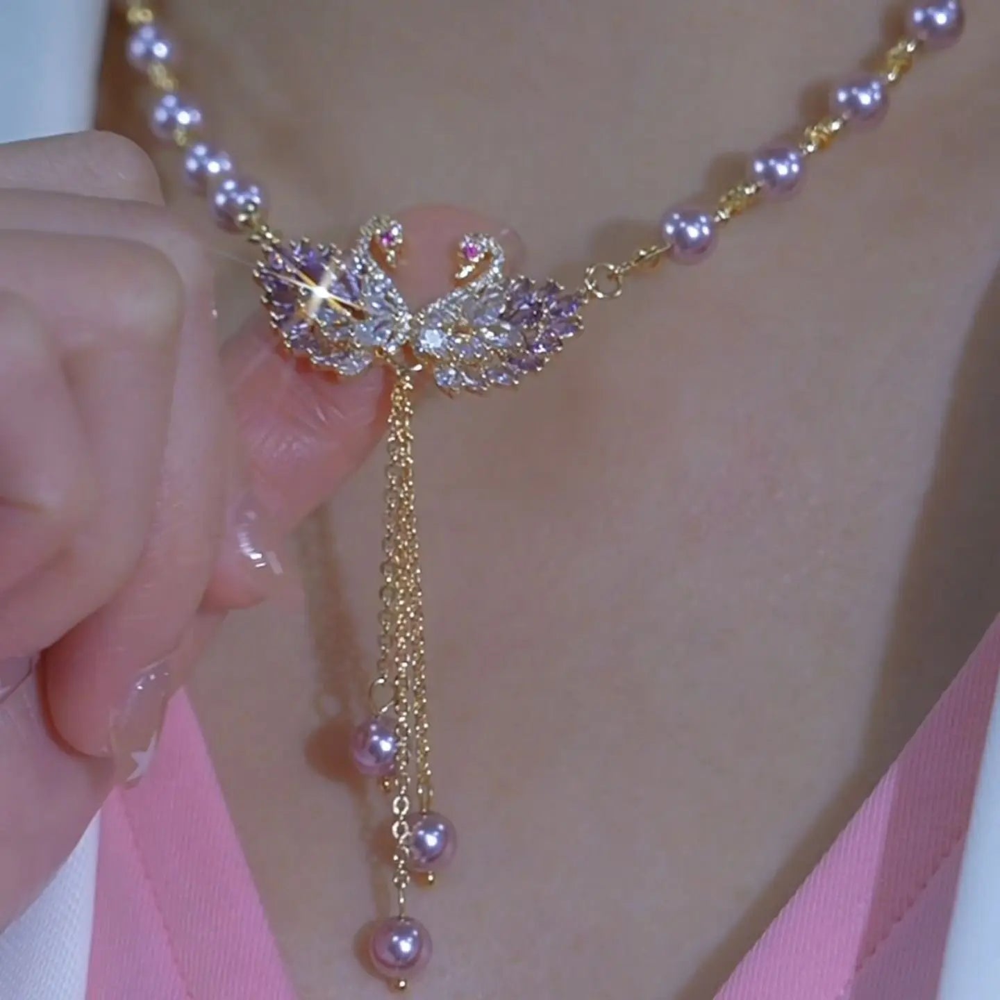 Collier violet à deux cygnes en forme de cœur