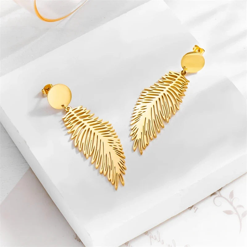 Grandes boucles d'oreilles plume stylisées