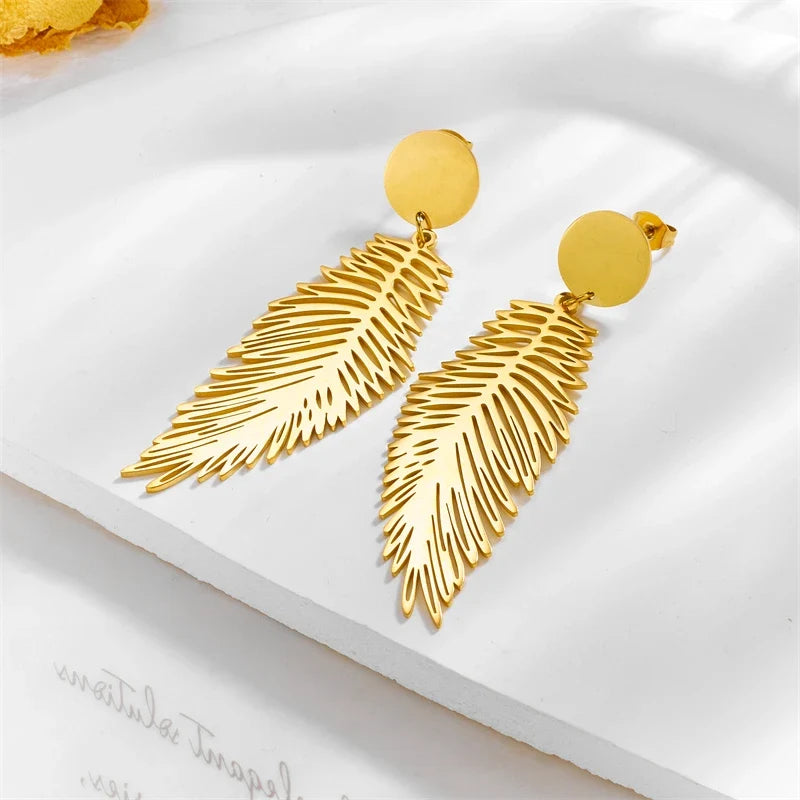 Grandes boucles d'oreilles plume stylisées