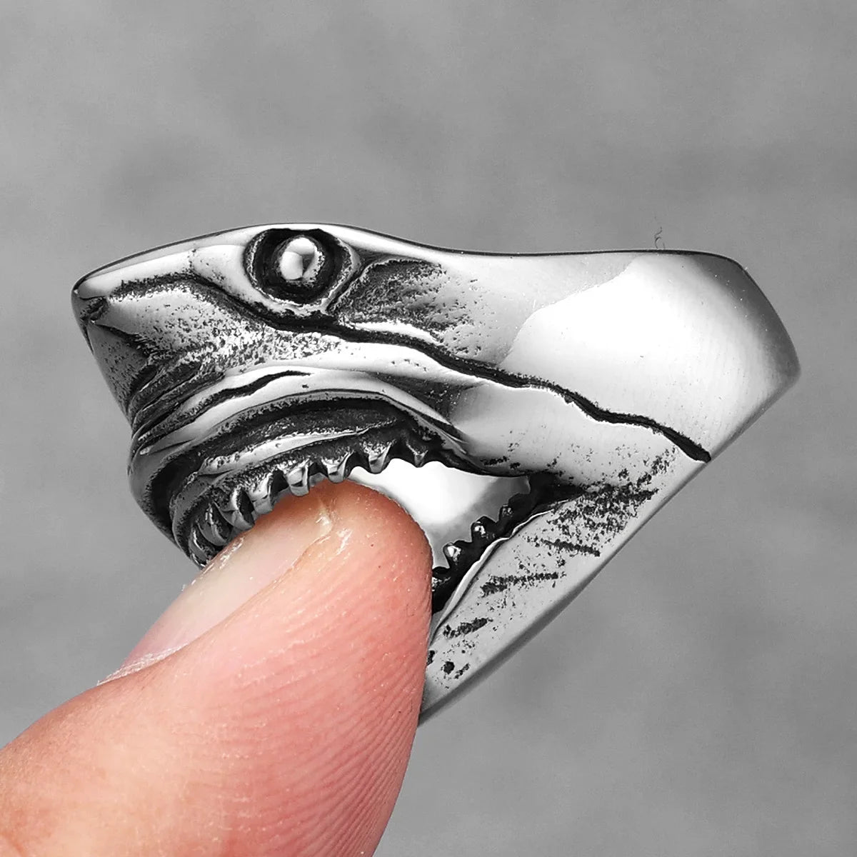 Grosse bague tête de requin