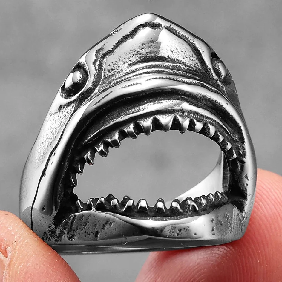 Grosse bague tête de requin