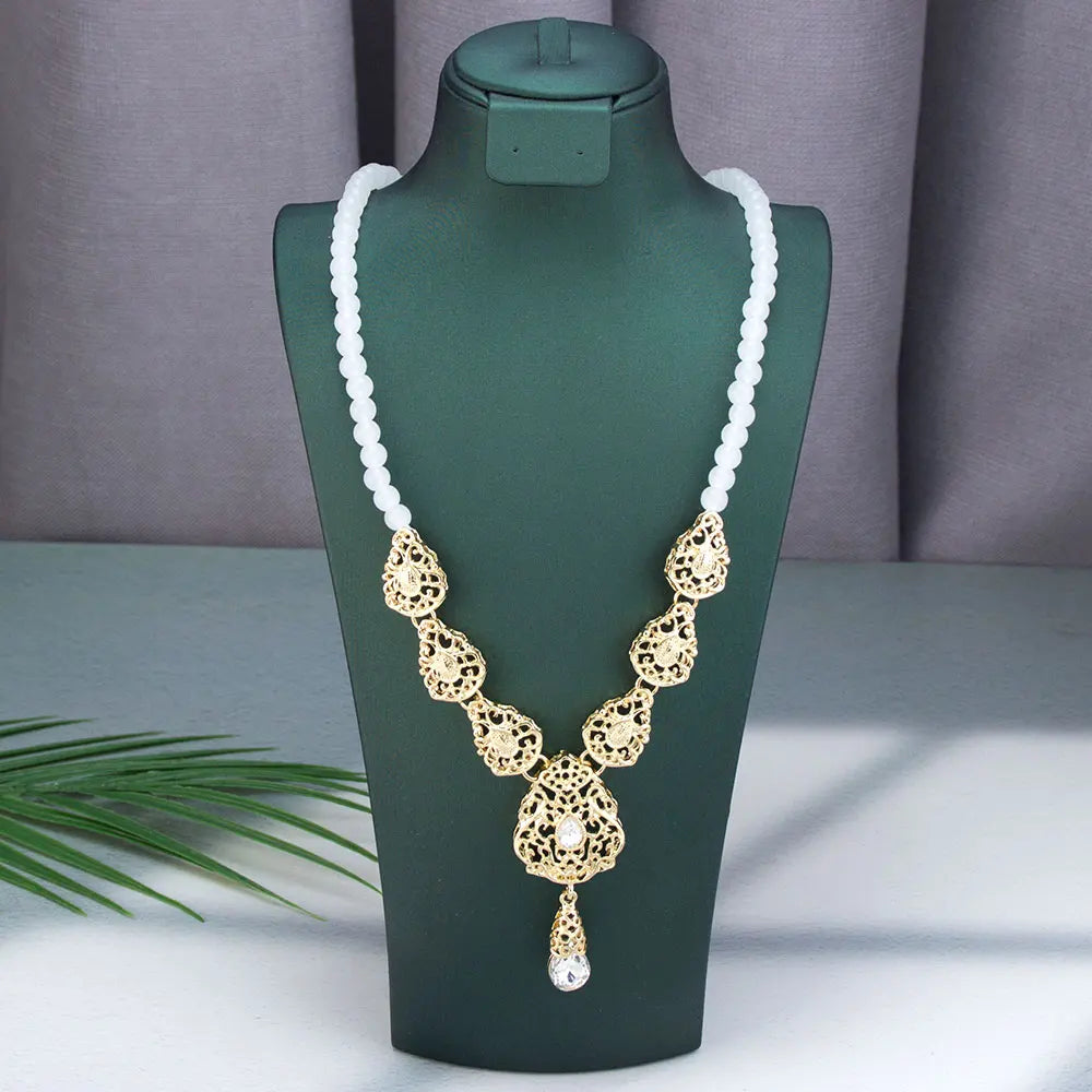 Collier long avec pendentif traditionnel mariage arabe blanc