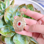 Collier long avec pendentif doré traditionnel arabe rouge