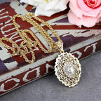 Collier long avec pendentif doré traditionnel arabe blanc