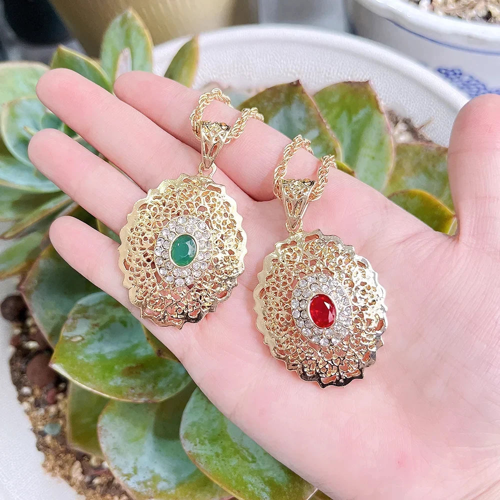 Collier long avec pendentif doré traditionnel arabe rouge