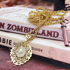 Collier long avec pendentif doré traditionnel arabe blanc