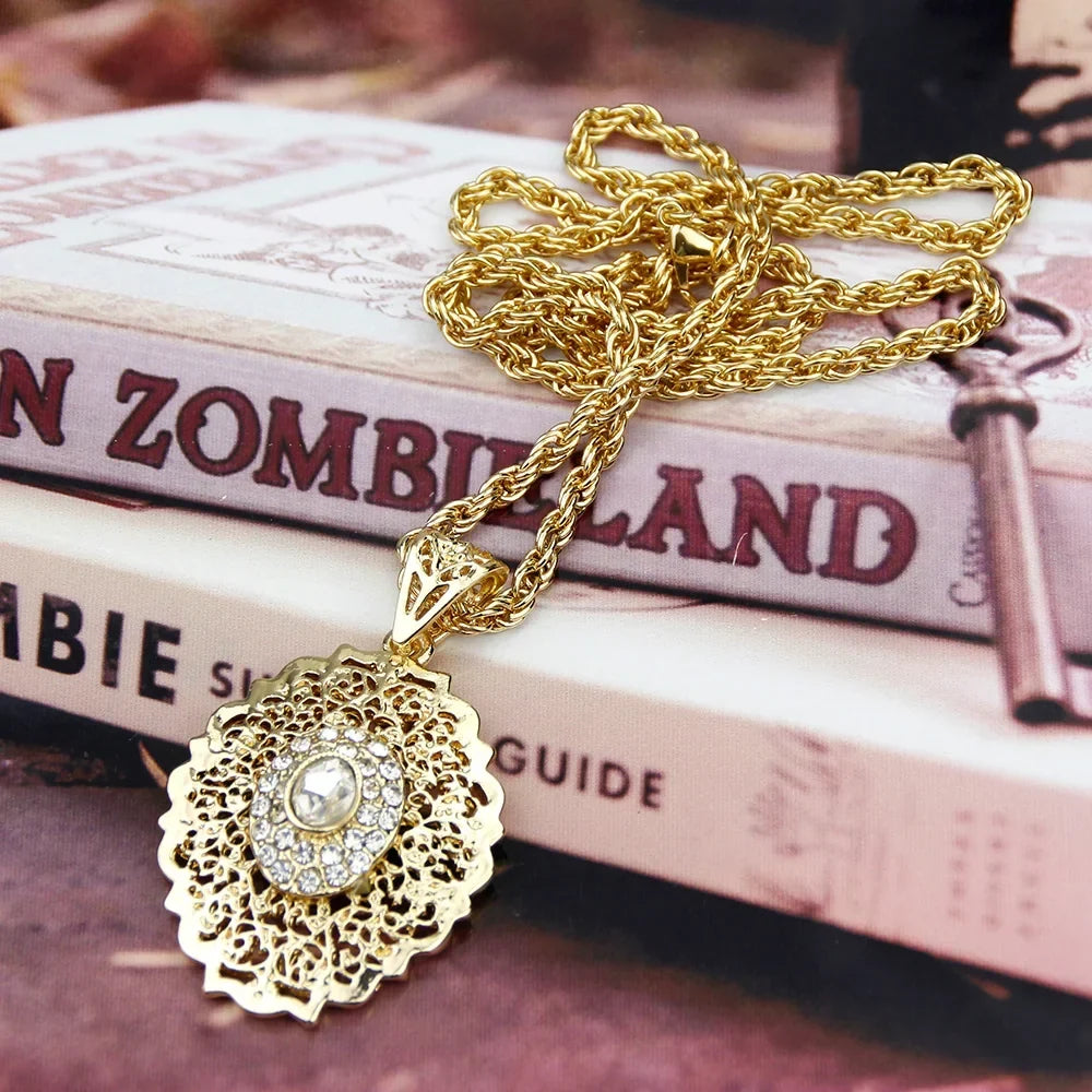 Collier long avec pendentif doré traditionnel arabe blanc