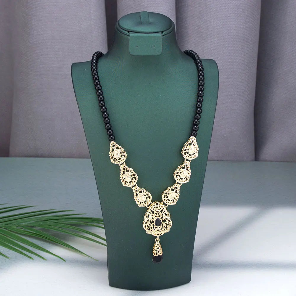 Collier long avec pendentif traditionnel mariage arabe noir