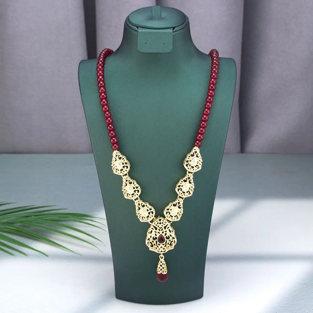 Collier long avec pendentif traditionnel mariage arabe rouge