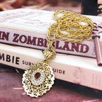 Collier long avec pendentif doré traditionnel arabe rouge