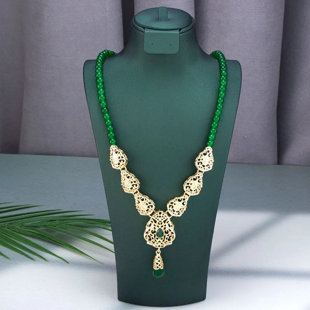 Collier long avec pendentif traditionnel mariage arabe vert