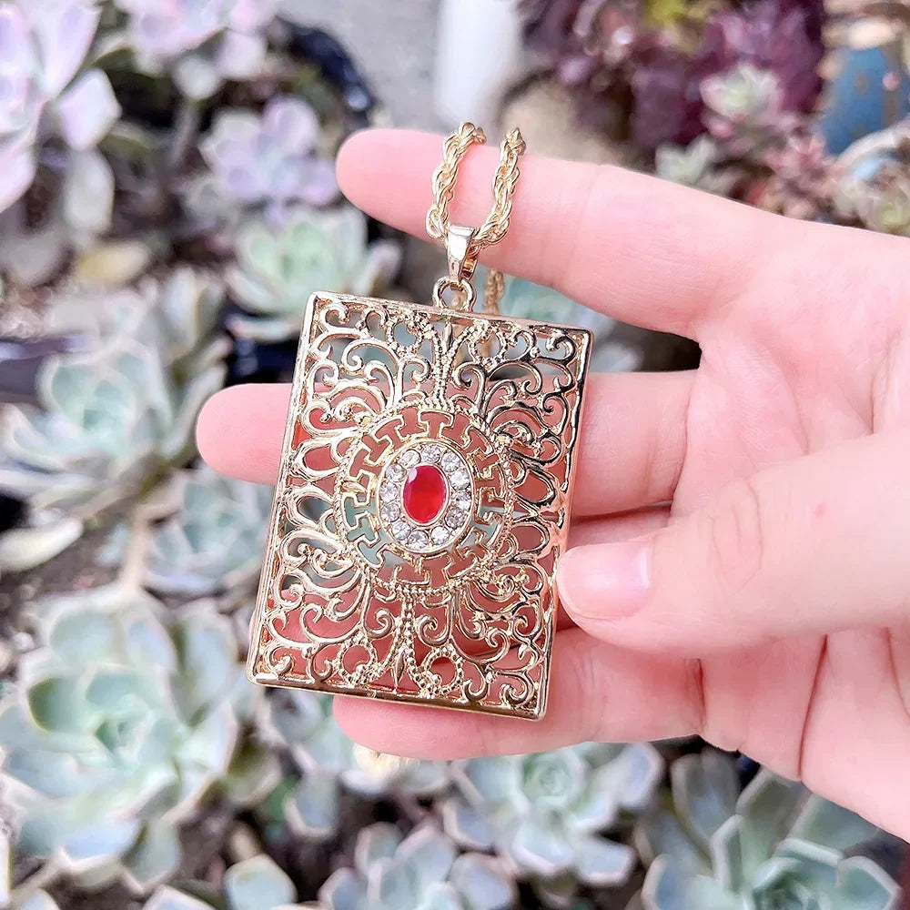 Collier long avec pendentif traditionnel arabe rouge