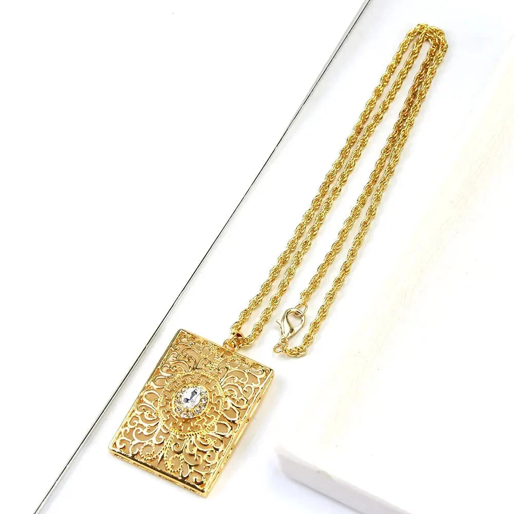 Collier long avec pendentif traditionnel arabe