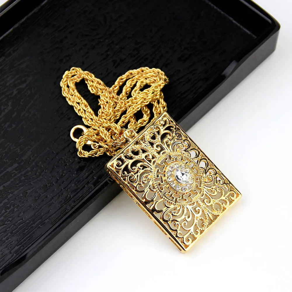Collier long avec pendentif traditionnel arabe blanc