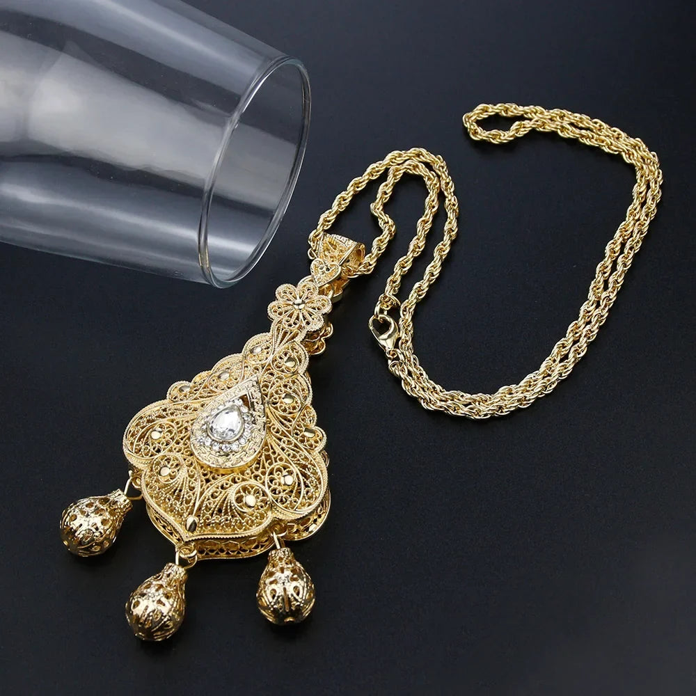 Collier long avec pendentif traditionnel mariage fête arabe blanc