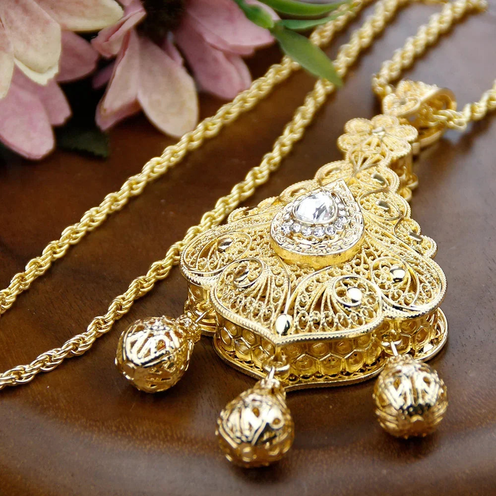 Collier long avec pendentif traditionnel mariage fête arabe blanc