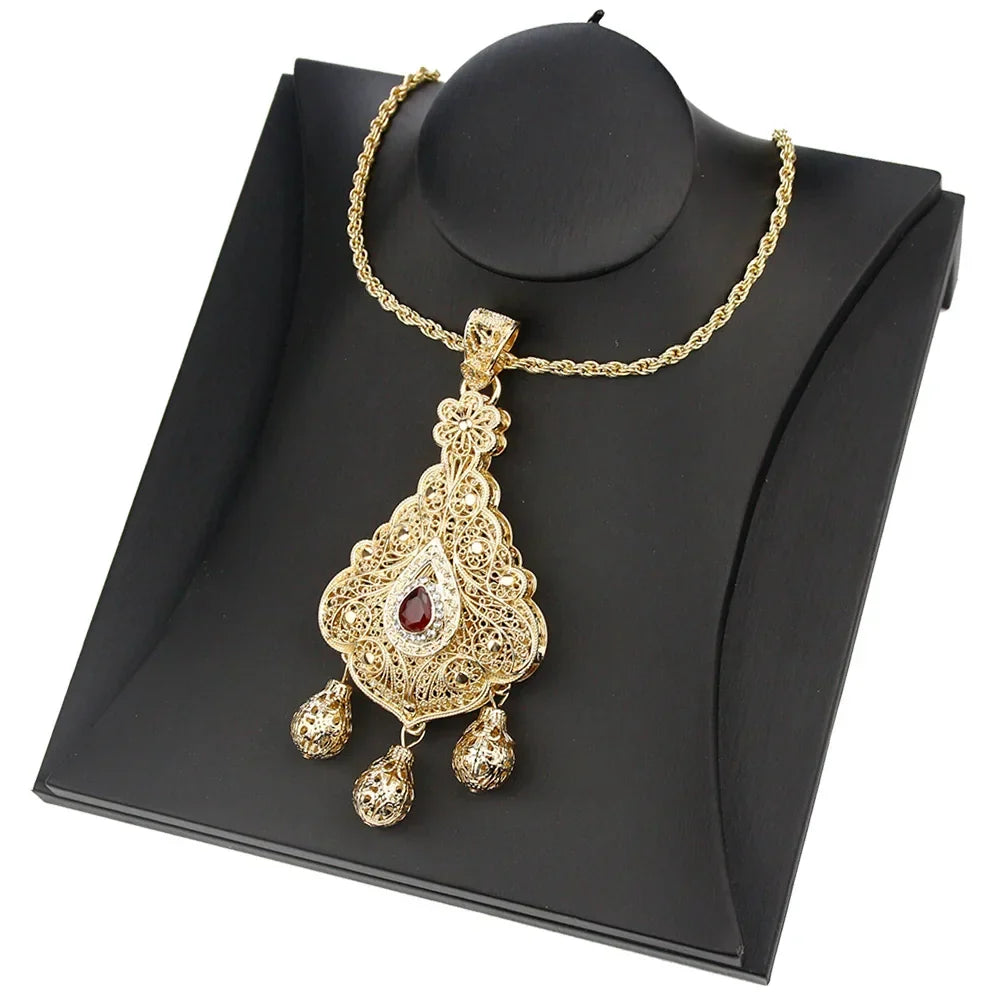 Collier long avec pendentif traditionnel mariage fête arabe rouge