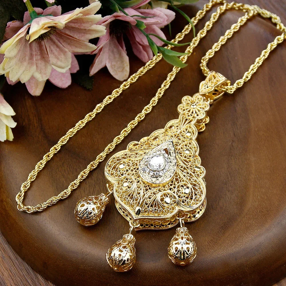Collier long avec pendentif traditionnel mariage fête arabe blanc