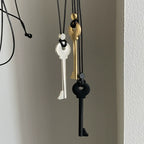 Collier long en corde avec pendentif clef noir