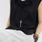 Collier long en corde avec pendentif clef argent mat