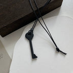 Collier long en corde avec pendentif clef noir