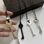 Collier long en corde avec pendentif clef or